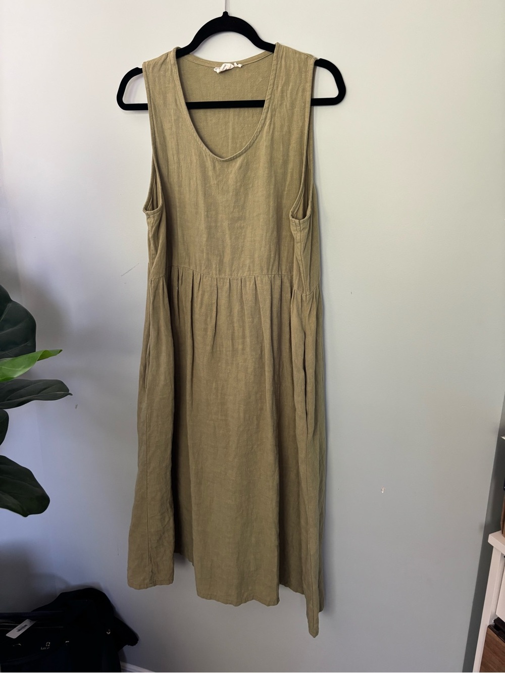 Relaxed linen Sleeveless Midi Dress in green